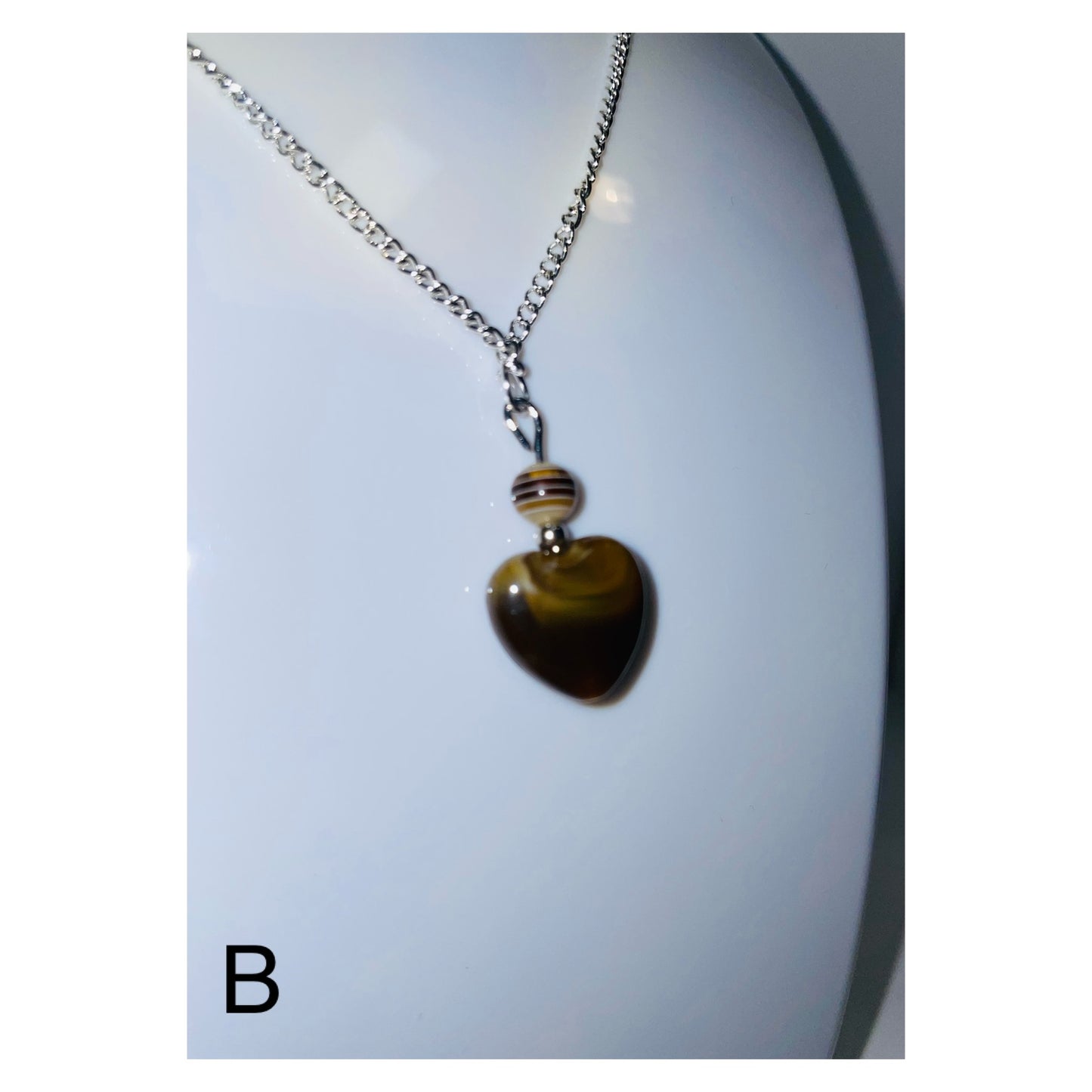 Silver Brown heart B halsband