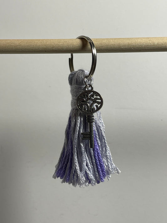 Liten nyckelring J - liten tassel - silvernyckel