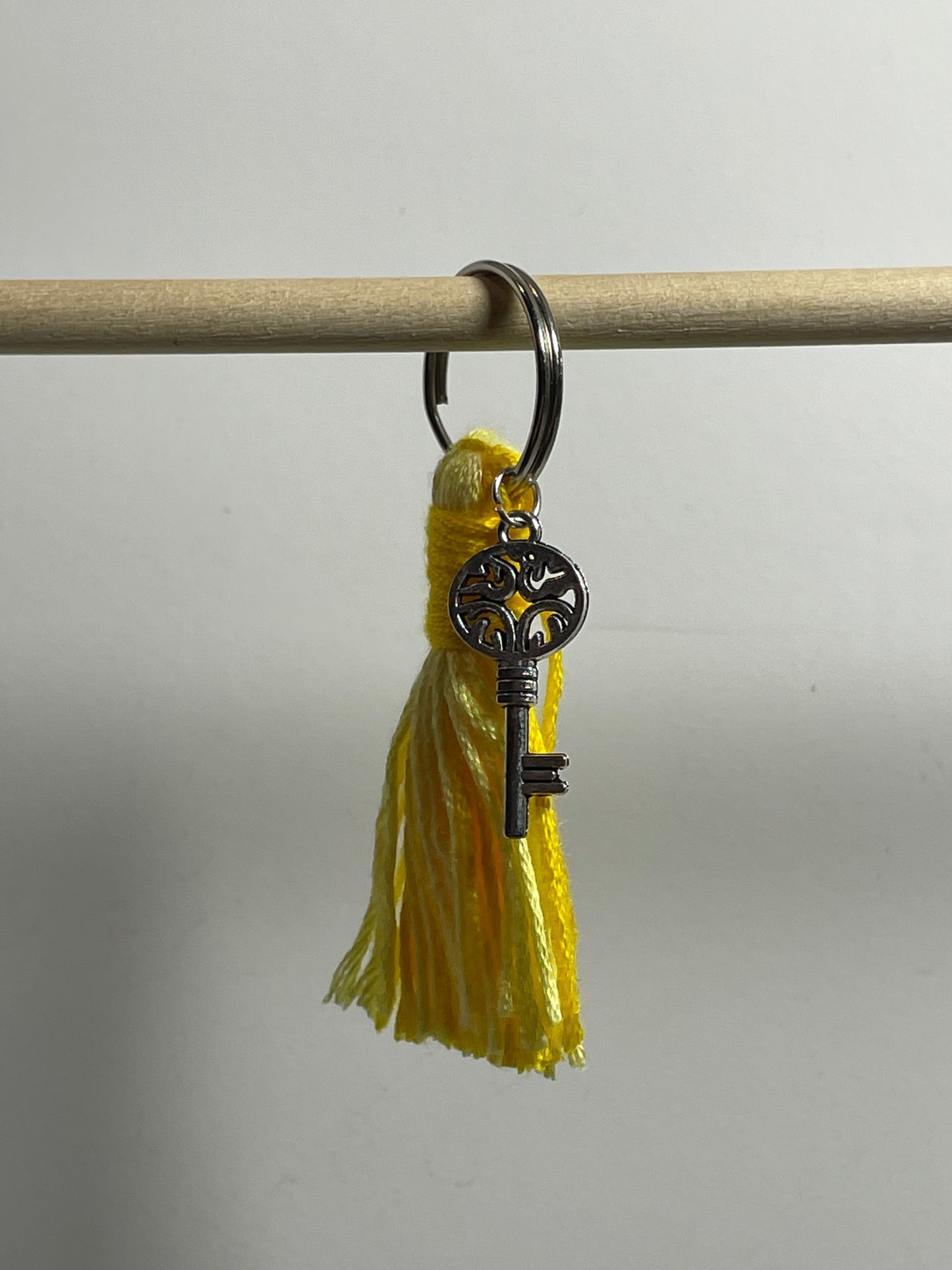 Liten nyckelring D - liten tassel - silvernyckel