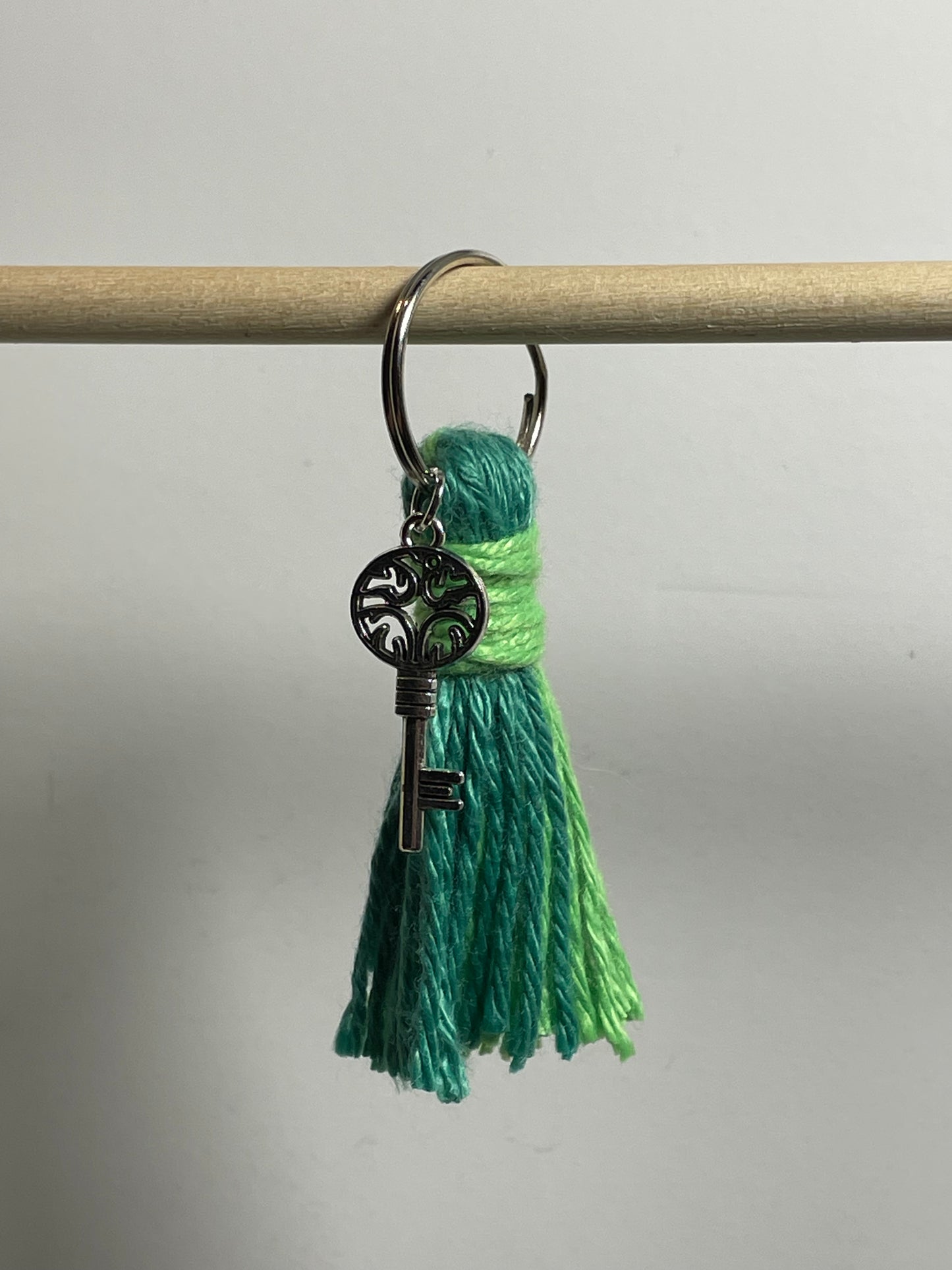 Liten nyckelring E - liten tassel - silvernyckel